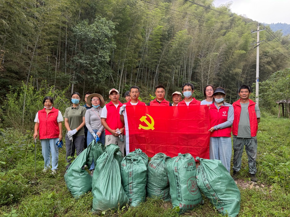 边界巡护清垃圾,党群同心护青山——九龙峰联合上岭村开展垃圾清理行动